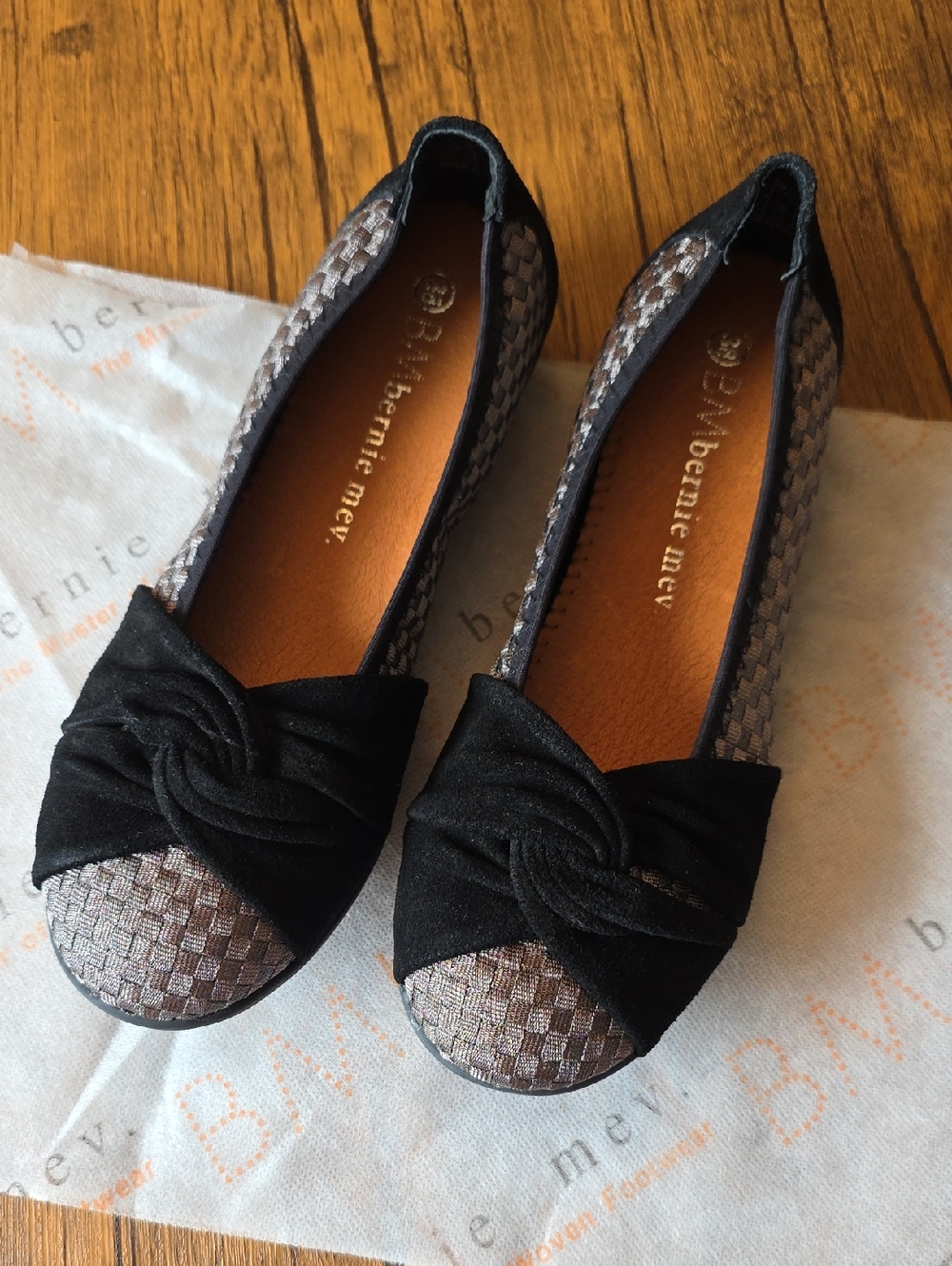 bernie mev. NWOT Black & Metallic Bronze Woven Knot-Front Flats